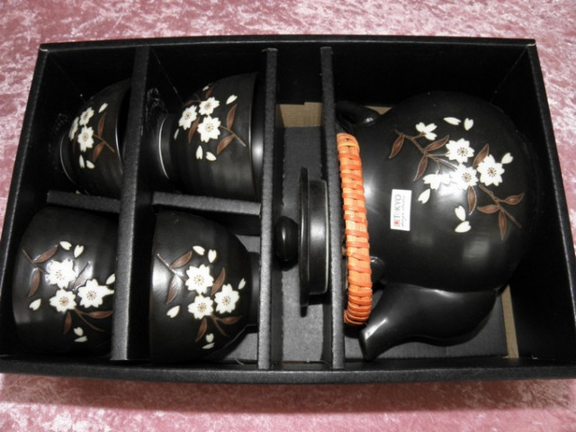 Exclusivt Japansk tesæt, Cherry, sort kande og 4 kopper i gaveboks, håndmalet